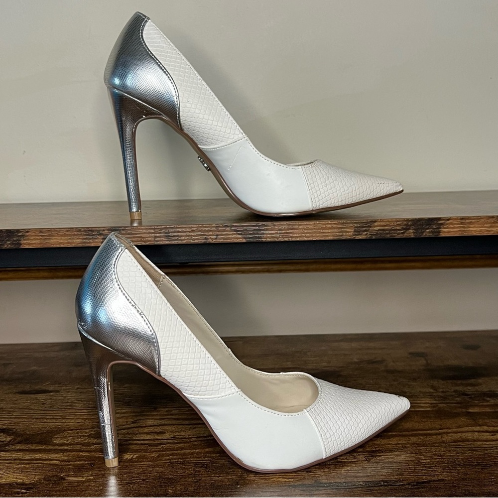 Rock & Republic Delia‎ White Point Toe Silver  Stiletto Heels Women's 7.5